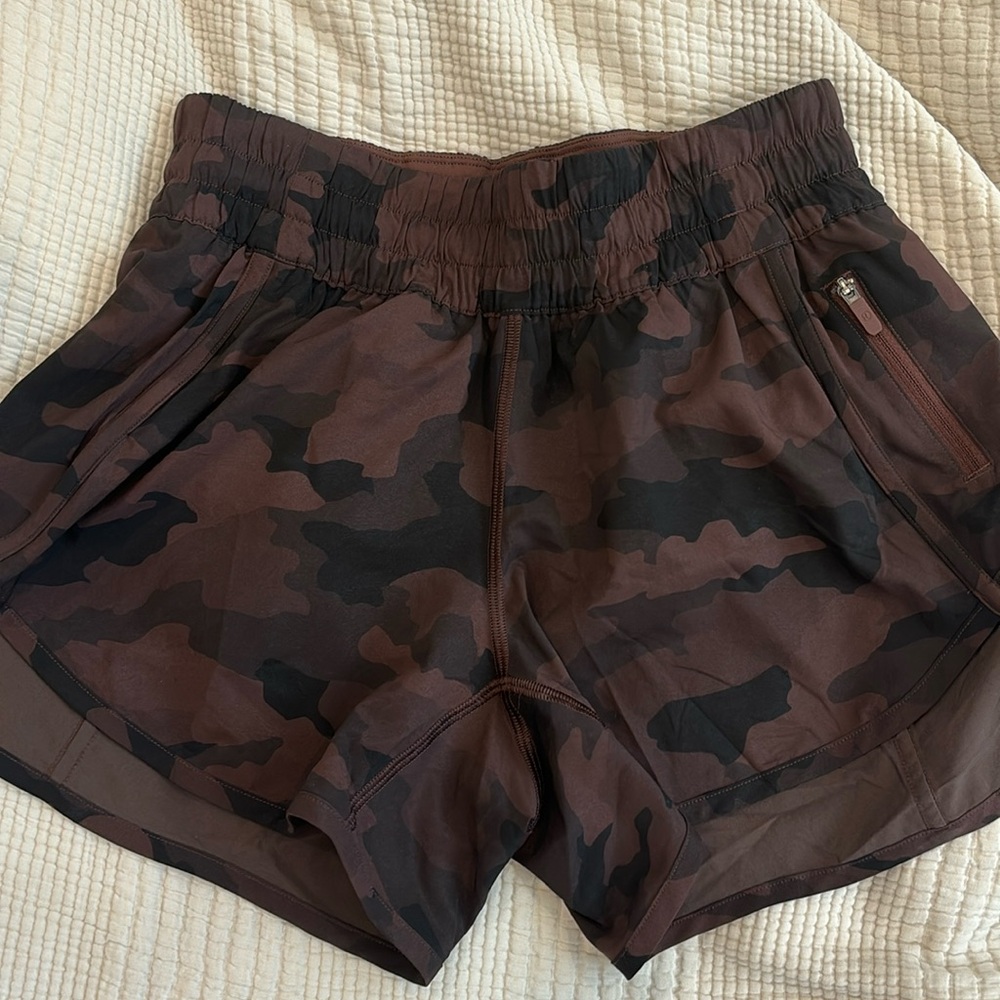 BNWOT Lululemon - TRACKER Short 4”